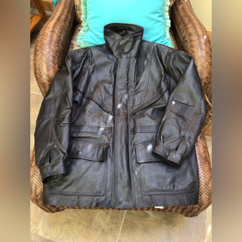 World Alliance men’s heavy leather zip coat. EUC.